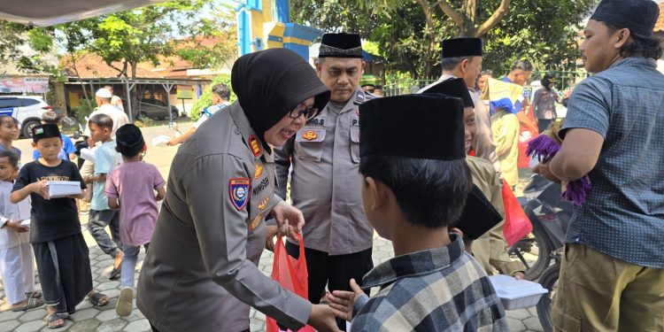 Polres Indramayu Bagikan 200 Paket Nasi Kotak dalam Program Jum’at Berkah