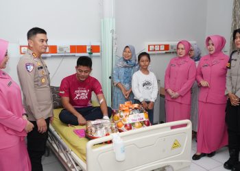 Kepedulian Kapolres Cirebon Kota: Kunjungan Hangat ke Bripda Ari Wiradinata yang Sakit