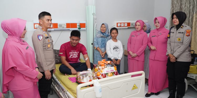 Kepedulian Kapolres Cirebon Kota: Kunjungan Hangat ke Bripda Ari Wiradinata yang Sakit