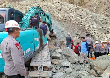 Brimob Polda Jabar Bantu Evakuasi Korban Longsor Galian C Cirebon