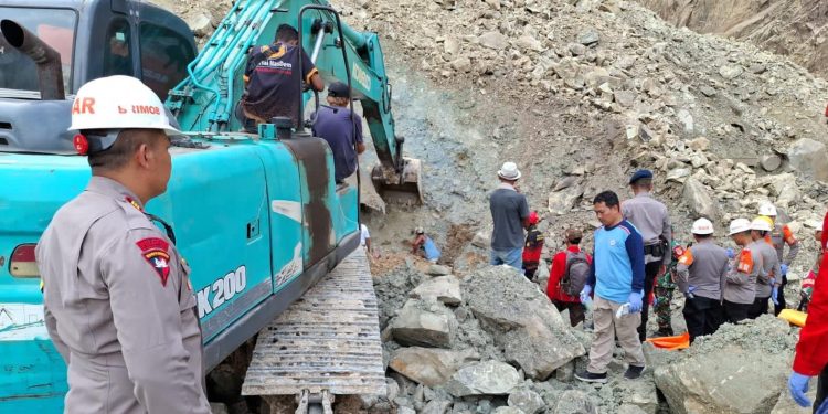 Brimob Polda Jabar Bantu Evakuasi Korban Longsor Galian C Cirebon