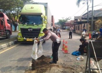 Polisi Tambal Lubang Jalan di Indramayu, Tindakan Cepat Cegah Kecelakaan