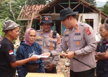 Solidaritas di Tengah Bencana: Polres Tasikmalaya dan Bhayangkari Bagikan Bantuan untuk Korban Longsor Tanjungsari