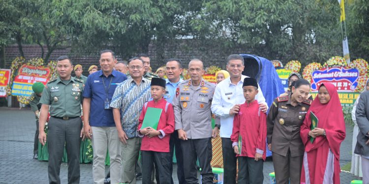 HUT ke-79 Kodam III/Siliwangi, Kapolda Jabar Serahkan Tumpeng dan Tali Asih