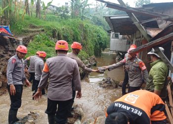 Satgas SAR Brimob Polda Jabar Bersihkan Puing Tembok Runtuh di Cianjur
