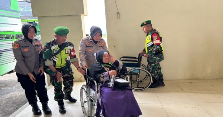 Pastikan Pengamanan Wakapolres Indramayu Pantau Keberangkatan CJH