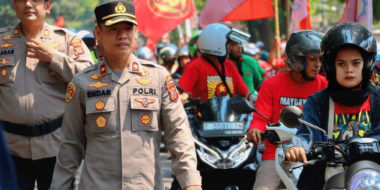 Polres Subang Amankan Aksi Damai May Day, Mancing Bersama Buruh Tandai Silaturahmi