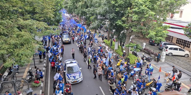Bobotoh Ramaikan Pawai Kemenangan Persib Bandung: Polda Jabar Kerahkan Ribuan Personel Jaga Kondusifitas