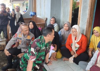 Kapolda Jabar Dan Pangdam III Siliwangi Berikan Santunan dan Dukungan Moril Kepada Keluarga Korban Ledakan di Cibalong Garut