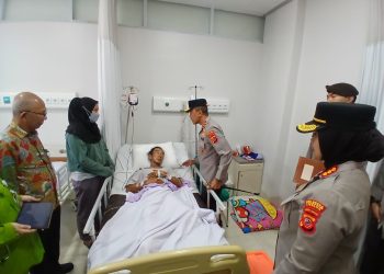 Kapolda Jabar Jenguk Korban Longsor Gunung Kuda di RS Mitra Plumbon