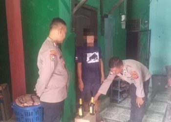 Polisi Sita Botol-botol Miras Saat Gelar Operasi Penyakit Masyarakat di Gabuswetan Indramayu
