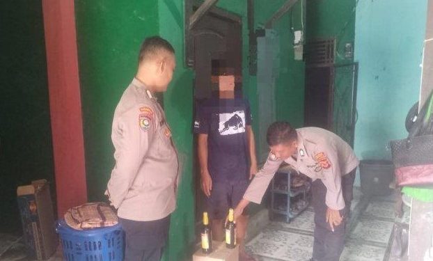 Polisi Sita Botol-botol Miras Saat Gelar Operasi Penyakit Masyarakat di Gabuswetan Indramayu