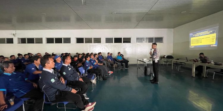 Satlantas Polres Karawang Sosialisasikan Safety Driving kepada Sopir PO Blue Star