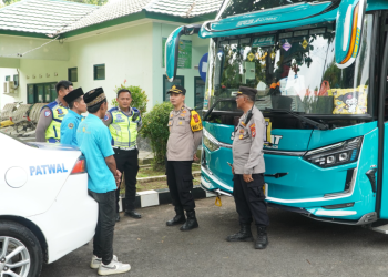Wakapolres Cirebon Kota Pastikan Pemberangkatan Jamaah Haji Kloter 10 Aman dan Lancar