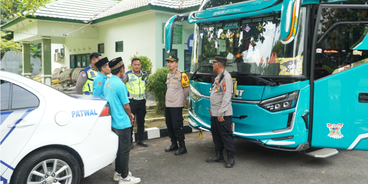 Wakapolres Cirebon Kota Pastikan Pemberangkatan Jamaah Haji Kloter 10 Aman dan Lancar