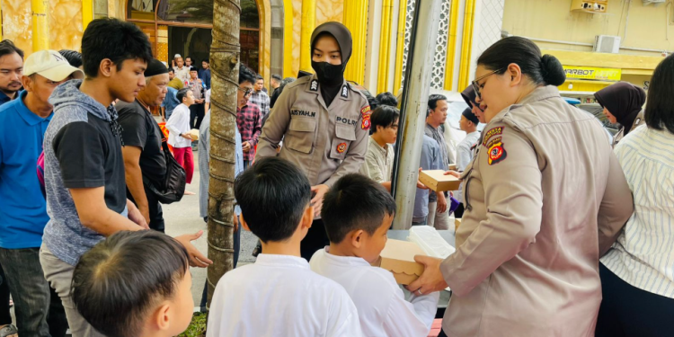 Polresta Bogor Kota Bagikan 250 Dus Makanan dalam Jumat Berkah
