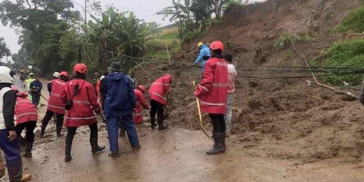 Polisi Sigap Evakuasi Longsor di Jalur Garut-Tasikmalaya