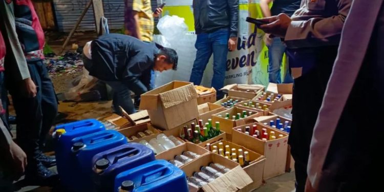 Polrestabes Bandung Sita Ribuan Botol Miras Ilegal dalam Operasi Pekat 2025