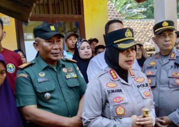 Kapolresta Cirebon Beri Bantuan kepada Keluarga Korban Longsor Gunung Kuda