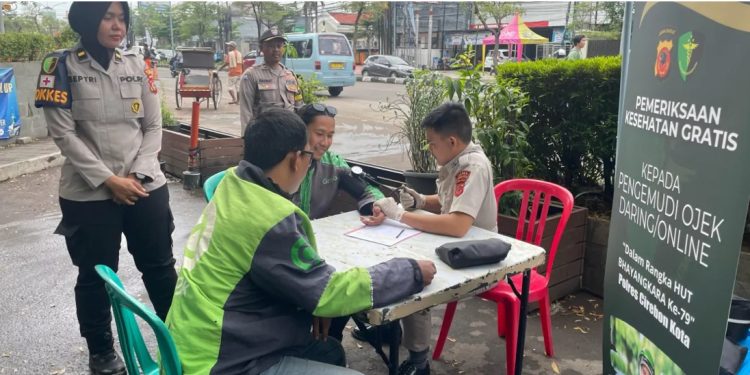 HUT Bhayangkara: Polres Sumedang Berikan Layanan Kesehatan Gratis untuk Ojol