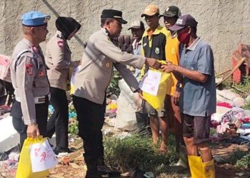 Polri Berbagi Kebaikan, Bagikan Sembako Jelang Hari Bhayangkara Ke 79