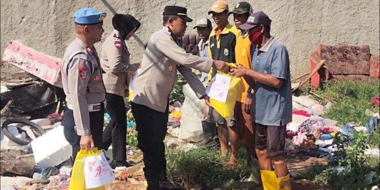 Polri Berbagi Kebaikan, Bagikan Sembako Jelang Hari Bhayangkara Ke 79