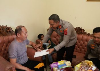Kapolres Karawang Anjangsana ke Aiptu Suryono yang Sakit Menahun