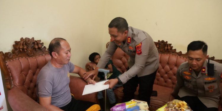 Kapolres Karawang Anjangsana ke Aiptu Suryono yang Sakit Menahun