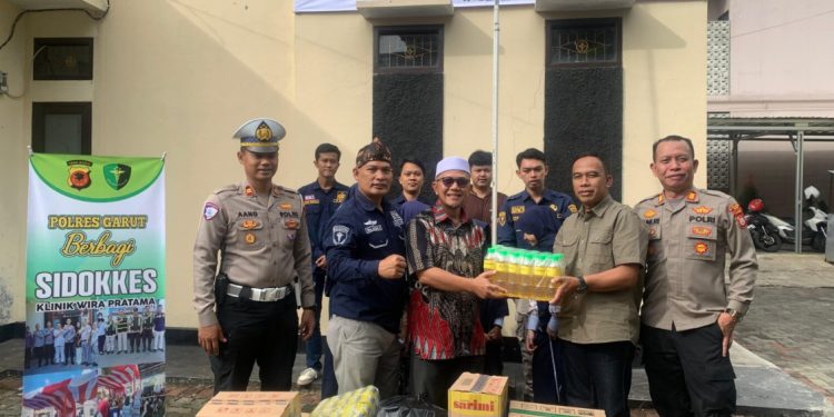 Sidokkes Polres Garut Gelar “Jum’at Berkah Berbagi”, Bagikan Sembako ke 40 Santri