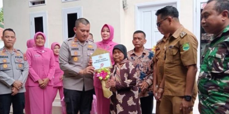 Bhakti Sosial Polres Subang di Hari Bhayangkara: Rumah Mak Turseni Direnovasi