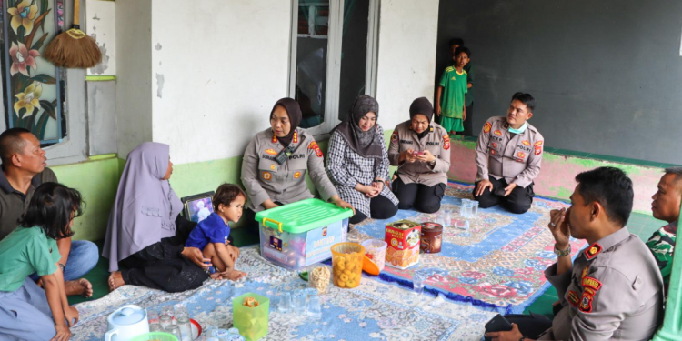 Polisi  Berikan Bantuan kepada Empat Keluarga Buruh Pemecah Batu, Korban Longsor Galian C Gunung Kuda