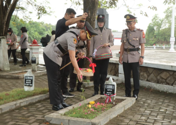 Polres Indramayu Ziarah dan Tabur Bunga di TMP Dharma Ayu, Semarakkan Hari Bhayangkara ke-79 dan Tegaskan Komitmen Pelayanan Masyarakat
