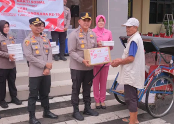 Polres Subang Bagikan 100 Paket Bantuan kepada Tukang Becak, Meriahkan Hari Bhayangkara ke-79