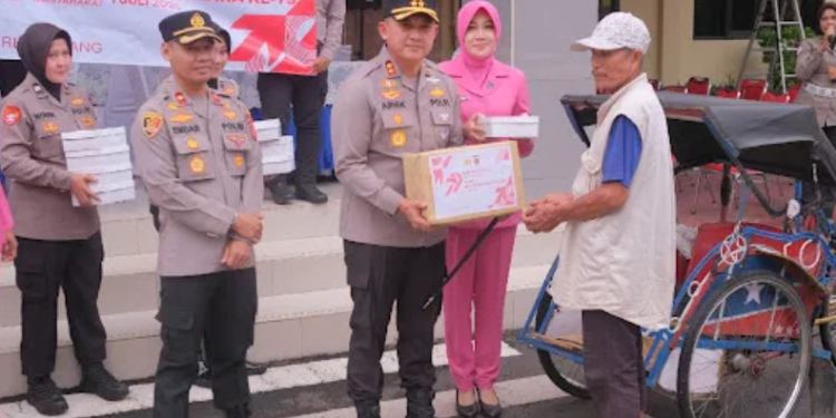 Polres Subang Bagikan 100 Paket Bantuan kepada Tukang Becak, Meriahkan Hari Bhayangkara ke-79