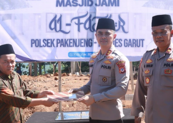 Sinergi Positif: Kapolres Garut Resmikan Peletakan Batu Pertama Pembangunan Masjid di Pakenjeng