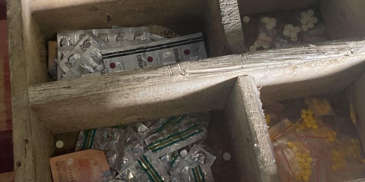 Respon Cepat atas Laporan Masyarakat, Polres Garut Gerebek dan Sita Puluhan Obat-obatan Ilegal serta Miras Jenis Tuak