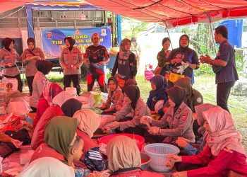 Polwan Polresta Cirebon Dirikan Dapur Umum untuk Dukung Penanganan Bencana Longsor Gunung Kuda