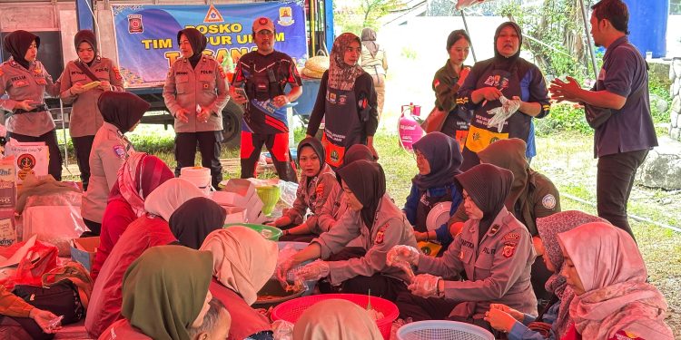 Polwan Polresta Cirebon Dirikan Dapur Umum untuk Dukung Penanganan Bencana Longsor Gunung Kuda