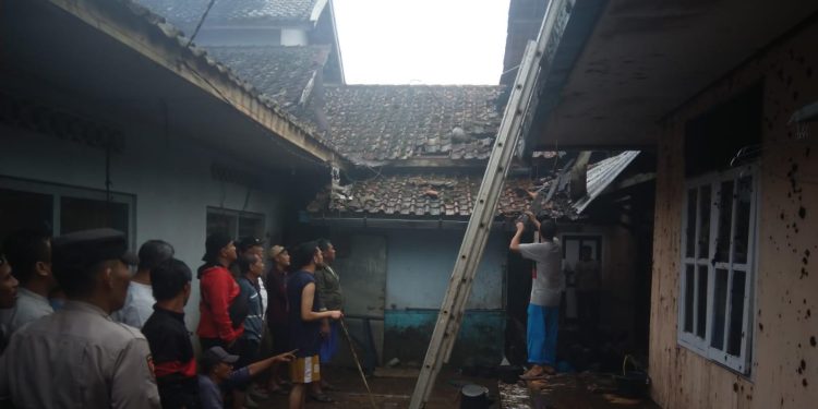 Polsek Cisurupan Respon Cepat Tangani Kebakaran di Garut, Selamatkan Warga