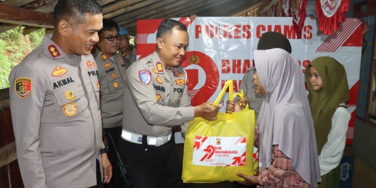 Kapolres Ciamis Kunjungi “Pahlawan Jalanan” Abah Masro di Hari Bhayangkara ke-79