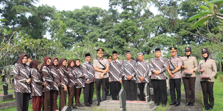 Polres Bogor Ziarah dan Tabur Bunga di TMP Pondok Rajeg, Semarakkan Peringatan Hari Bhayangkara ke-79
