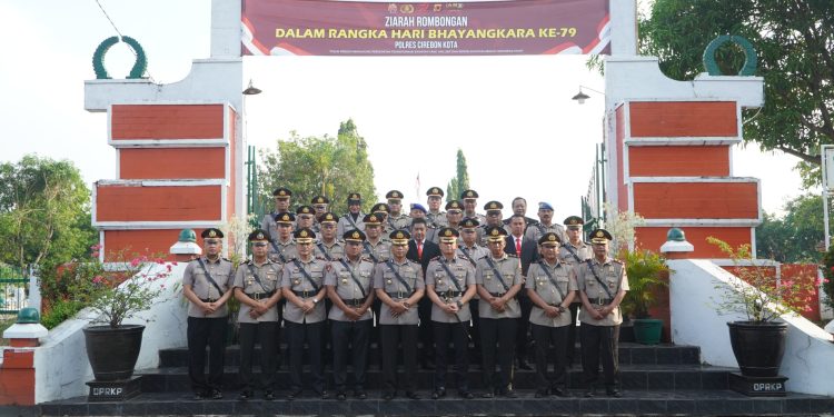 Polres Cirebon Kota Ziarah dan Tabur Bunga di TMP Kesenden, Kenang Jasa Pahlawan dalam Peringatan Hari Bhayangkara ke-79