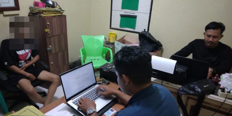 Polisi Cirebon Tangkap Pelaku Pencurian di Toko Baju Bekas: Uang dan Handphone Disita, Pelaku Ditahan