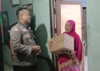 Sambut Hari Bhayangkara ke-79, Polisi Gelar Bakti Sosial Salurkan Sembako untuk Warga Kurang Mampu