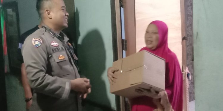 Sambut Hari Bhayangkara ke-79, Polisi Gelar Bakti Sosial Salurkan Sembako untuk Warga Kurang Mampu