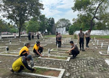 Warnai Peringatan HUT Bhayangkara ke-79, Polres Indramayu Bersihkan Taman Makam Pahlawan