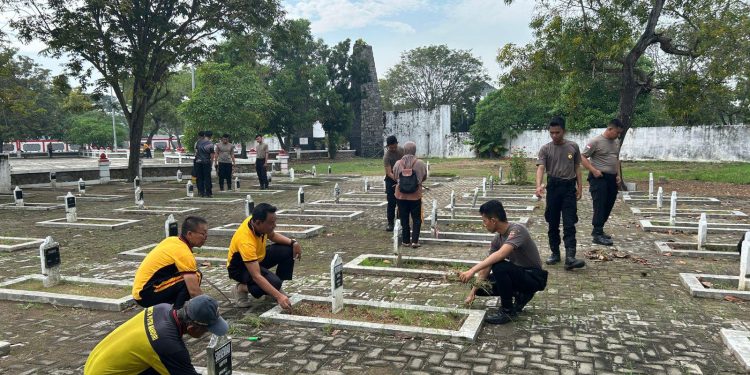 Warnai Peringatan HUT Bhayangkara ke-79, Polres Indramayu Bersihkan Taman Makam Pahlawan