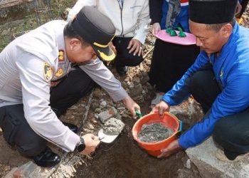Kapolres Sukabumi Letakkan Batu Pertama Rumah Layak Huni Shiddiqiyyah