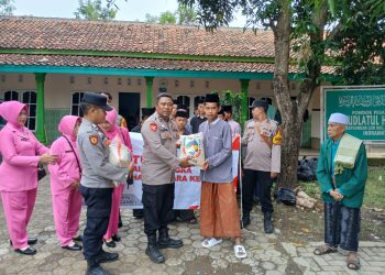 Jelang Hari Bhayangkara Ke 79, Polri Salurkan Bantuan Sembako ke Pondok Pesantren