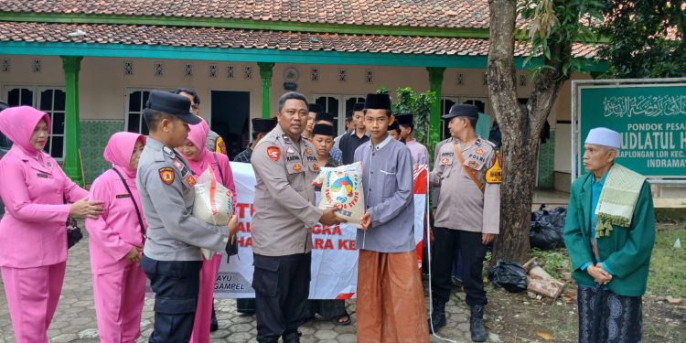 Jelang Hari Bhayangkara Ke 79, Polri Salurkan Bantuan Sembako ke Pondok Pesantren